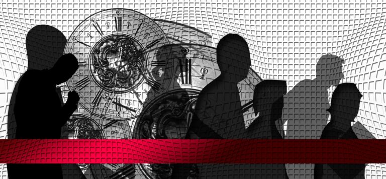 Σύγκληση γενικής συνέλευσης - άνθρωποι μεταβαίνουν προς μια κατεύθυνση (στο φόντο συμβολικά υπάρχουν ρολόγια με γραφιστική απεικόνιση