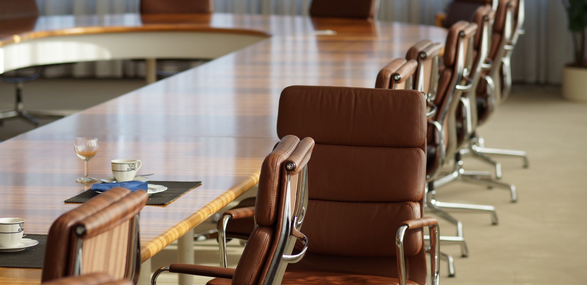 Τοπος συνεδρίασης (καρέκλες και τραπέζι συνεδρίασης)