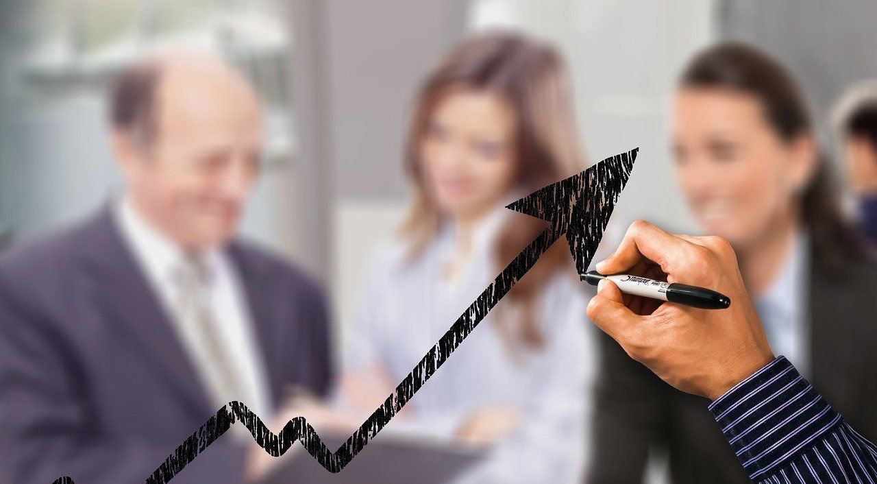 Σε θολο φόντο μέτοχοι εταιρείας κατα τη διάρκεια γενικής συνέλευσης