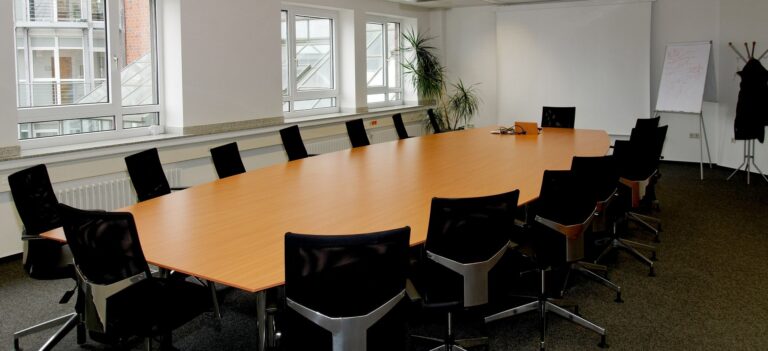 Τραπέζι συνεδριάσεων και καρέκλες. Χώρος για ΓΣ εταιρείας