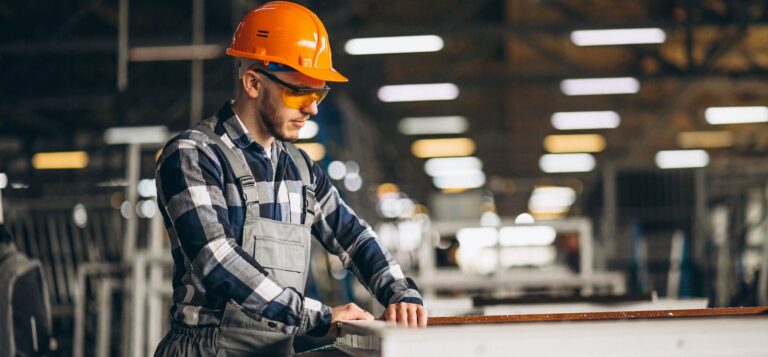 Εργάτης στη δουλειά του τώρα με τον νέο νόμο για Εργασία την έκτη ημέρα