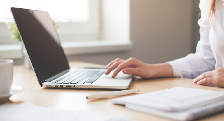 Γενική Συνέλευση ΑΕ: συζητήσεις και αποφάσεις της αποτυπώνονται στα πρακτικά απο γραμματεία που πληκτρολογεί στο laptop