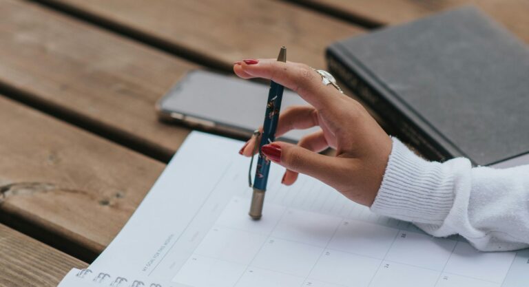 Χέρι στελέχους που κρατά στυλό και προβληματίζεται σχετικά με την Ακυρωσία Αποφάσεων ΓΣ